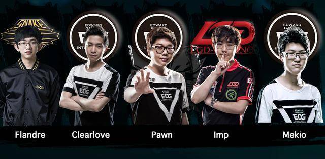 代右后卫中 代右后卫中